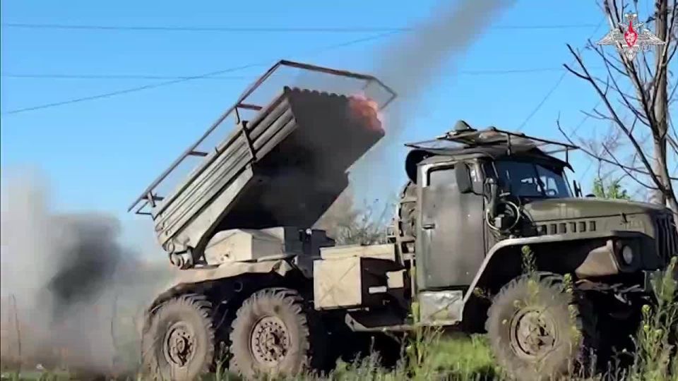 В Минобороны РФ опубликовали кадры боевой работы расчета РСЗО БМ-21 «Град» группировки войск «Центр», который нанес удар по скоплениям живой силы и техники противника на подступах к Красноармейску