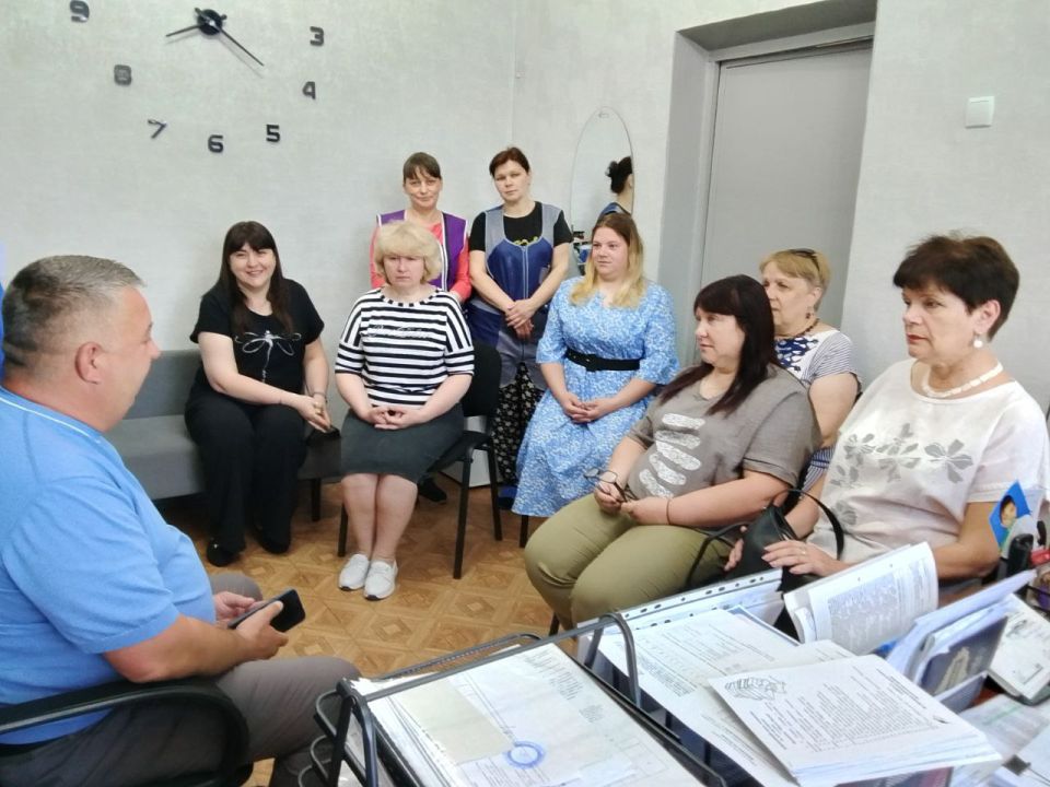 Сегодня, 04 июня, Роман Грицай, начальник Пелагеевского территориального отдела городского округа Торез провел встречу с трудовым коллективом ГБОУ «Школа №13 городского округа Торез»