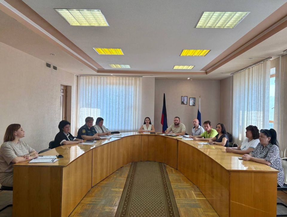 Сегодня, 4 июня, Руководитель Управы Ленинского внутригородского района Администрации городского округа Донецк Татьяна Темникова провела расширенное аппаратное совещание