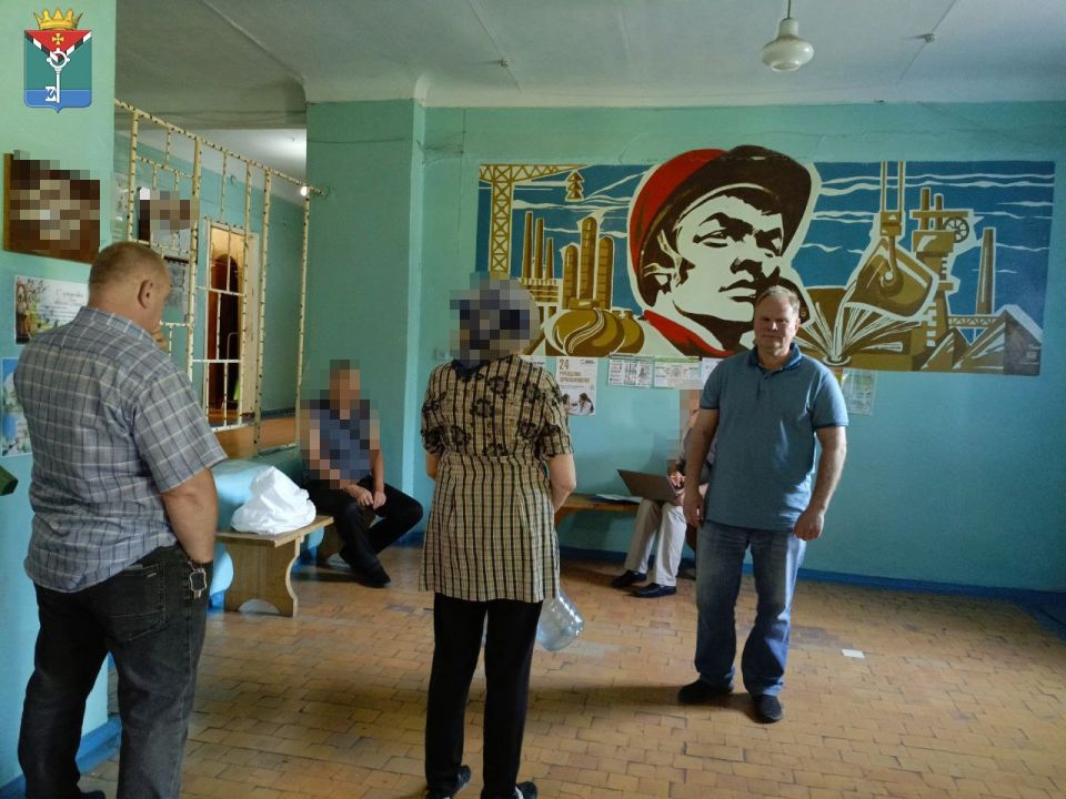 Сегодня в общежитии г. Енакиево первый заместитель Главы Администрации Краснолиманского муниципального округа Андрей Витальевич Самсонов провел встречу с эвакуированными гражданами Краснолиманщины