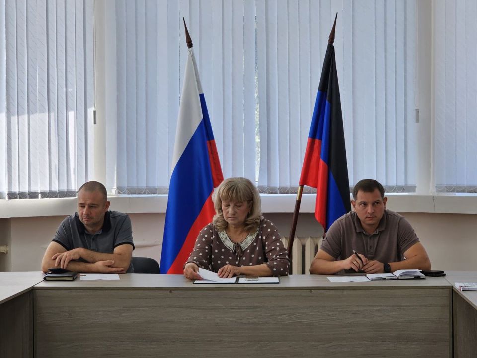 Татьяна Копылова: Сегодня, 4 июня, на аппаратном совещании Управы Ворошиловского внутригородского района Администрации городского округа Донецк обсуждались вопросы жизнедеятельности района, а именно: