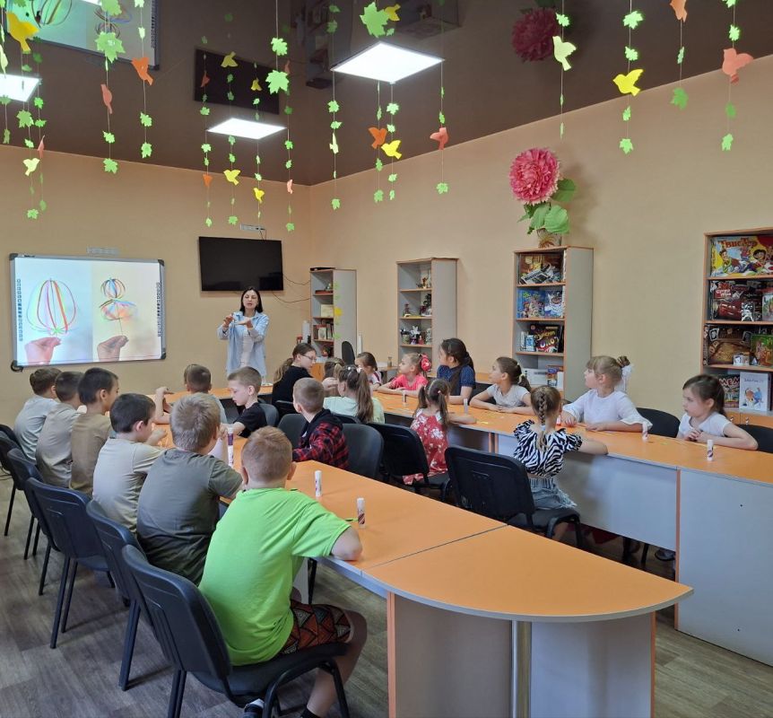 3 июня 2025 г. в молодёжном отделе МБУ "МИРОНОВСКИЙ ПОСЕЛКОВЫЙ ДК" для летнего лагеря ГБОУ «Мироновская школа № 10 г.о. Дебальцево», прошёл творческий мастер - класс по изготовлению игрушки "Разноцветный вихрь"