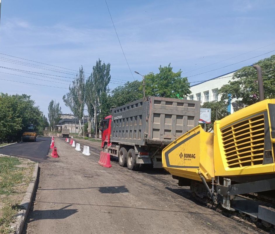 В Снежном продолжаются дорожные работы