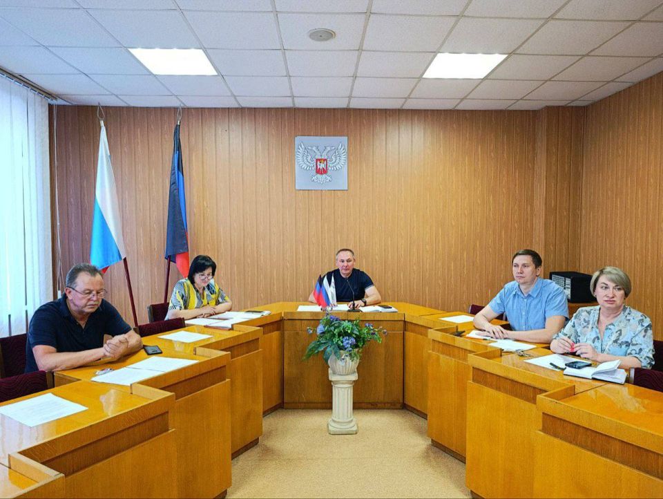 Сегодня, 4 июня, руководитель Управы Буденновского внутригородского района Администрации городского округа Донецк Михаил Меренков провел аппаратное совещание с участием депутата Донецкого городского совета Владимира Кириченко