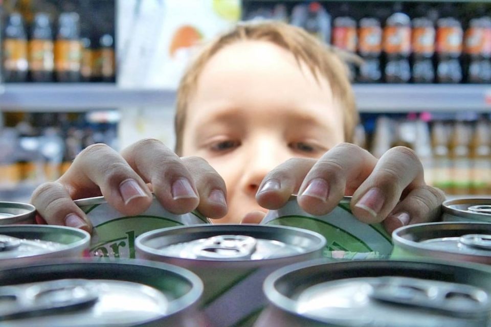 За продажу энергетиков несовершеннолетним придется заплатить штраф