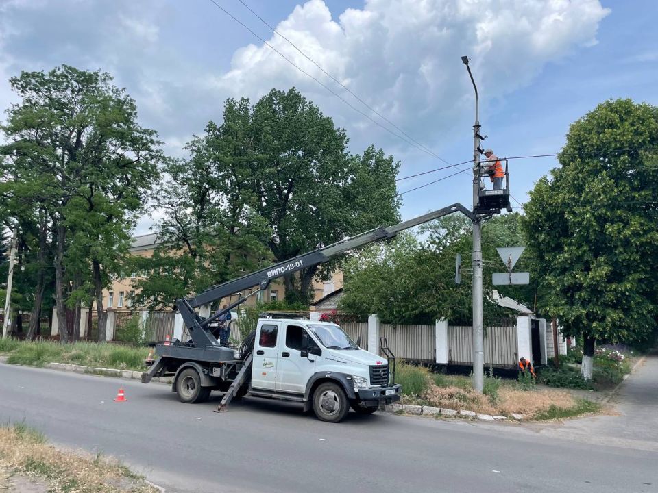 В Кировском внутригородском районе проведены работы по ремонту наружного освещения