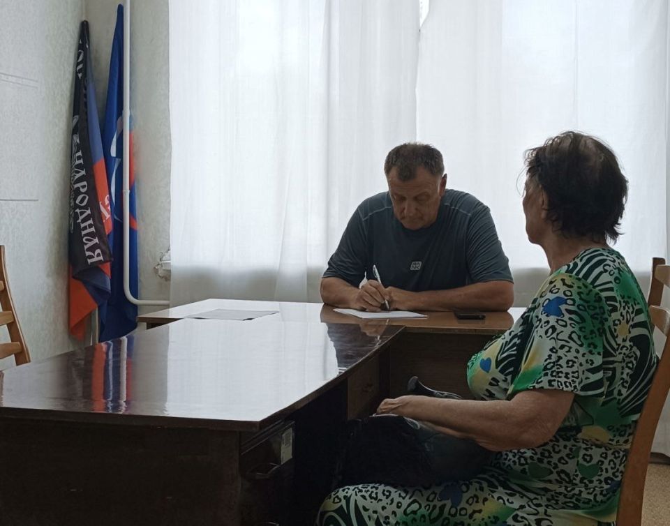 На приём к первому заместителю главы администрации Амвросиевского муниципального округа Борису Бутко от жителей города и округа поступили обращения коммунального и социального характера