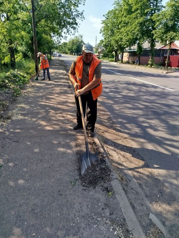 Коммунальщики Снежного продолжают благоустраивать территории общего пользования