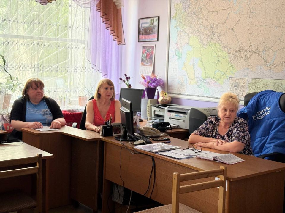 Исполнительный Секретарь Иловайского местного отделения Всероссийской политической партии "Единая Россия" Оксана Гранкина совместно с волонтерами центра Дома Народного Единства провела встречу с Советом ветеранов войны и...