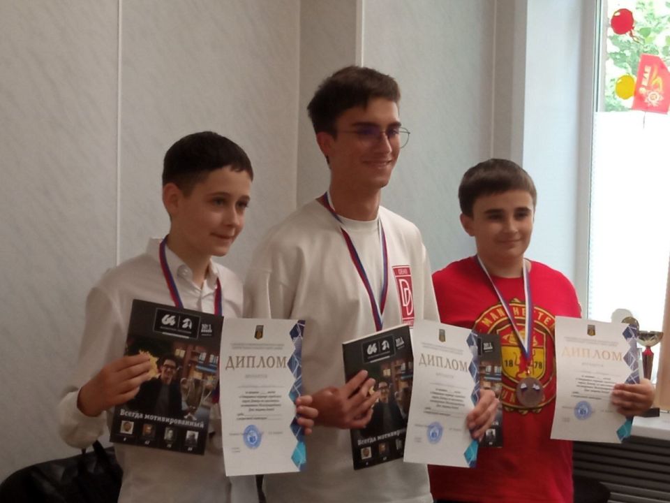 1 июня 2025 года в городе Донецке прошёл открытый турнир по шахматам, посвящённый Международному дню защиты детей!