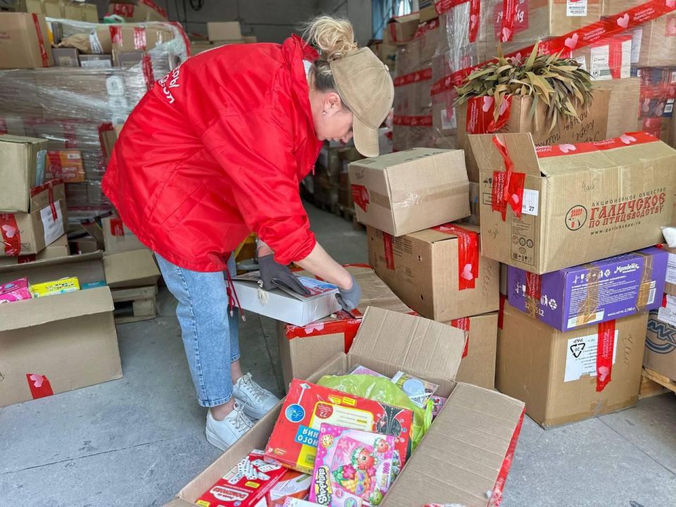 В преддверии Дня защиты детей волонтеры Подмосковья, активисты молодежных организаций, неравнодушные жители собрали и отправили специальный рейс «Доброго дела» с гуманитарной помощью для детей Донбасса