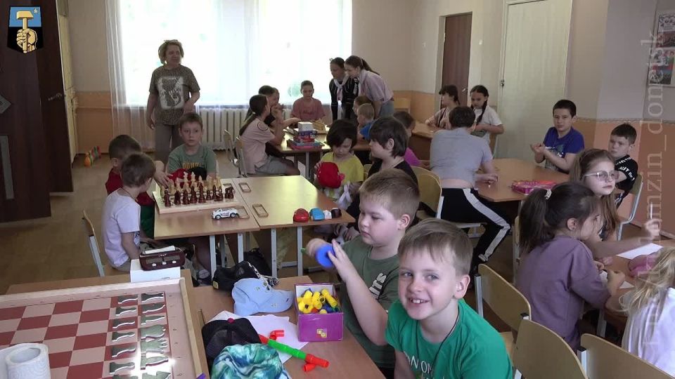 Во время летних каникул в школах Донецка работают пришкольные лагеря и пришкольные площадки, которые посещают более 5000 детей