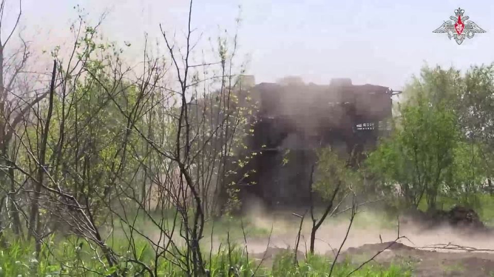 Минобороны России: Танкисты группировки войск «Восток» уничтожили опорники ВСУ в лесополосах на Южно-Донецком направлении