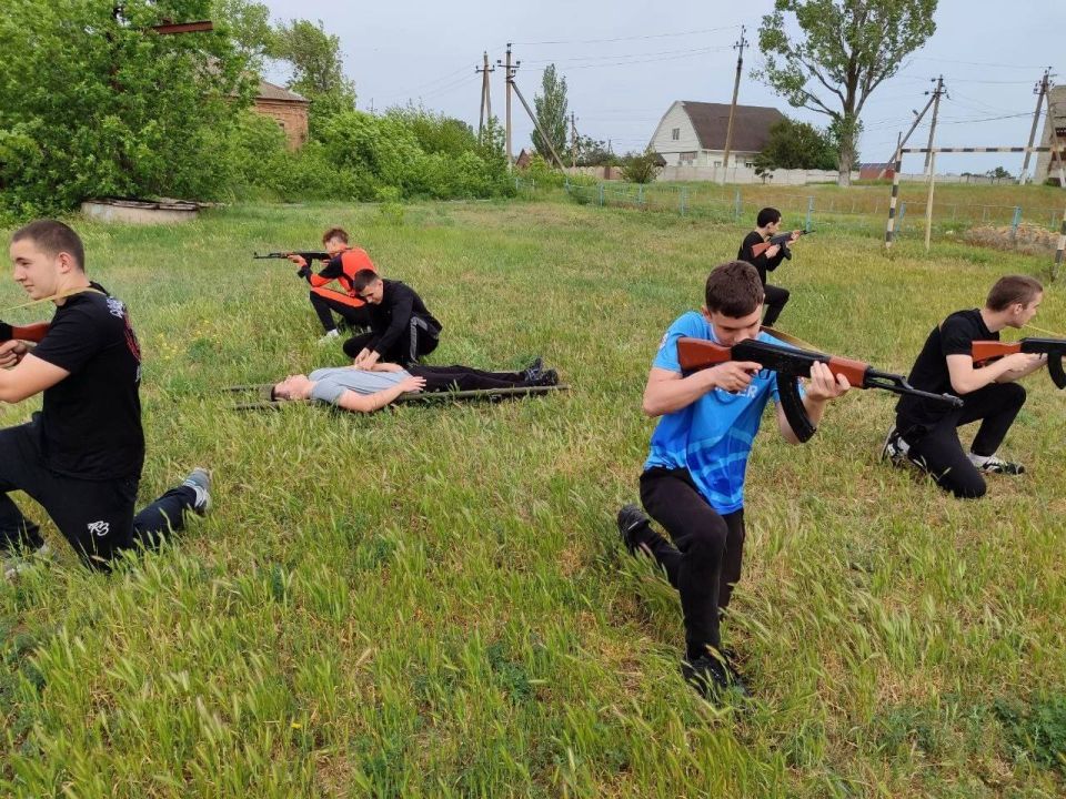 На базе Урзуфской школы прошли военные сборы для юношей 10 класса