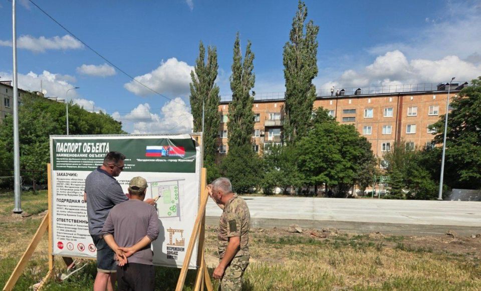 Представитель Магаданской области проверил качество бетонирования основания футбольного поля в Ждановке