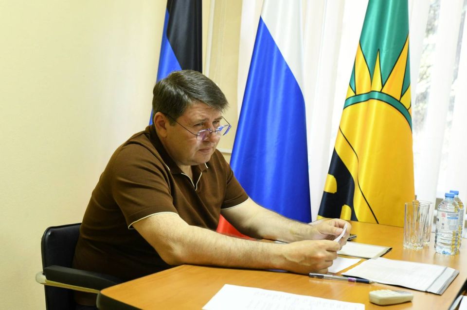 Владислав Ключаров: Сегодня во время приёма жителей поступили обращения по теме газификации частного сектора, замены трубы отопления, уборки придомовой территории, вывоза мусора и замене асфальтного покрытия
