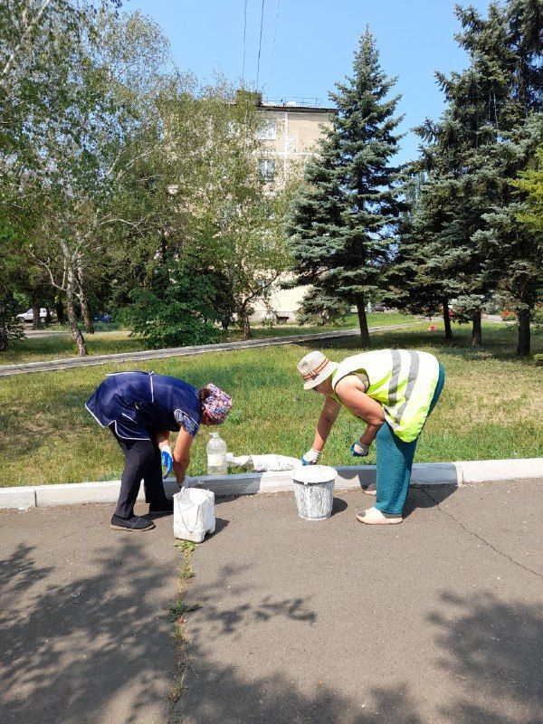 Силами коммунальных предприятий были проделаны работы по наведению чистоты и порядка на территории г. Моспино: