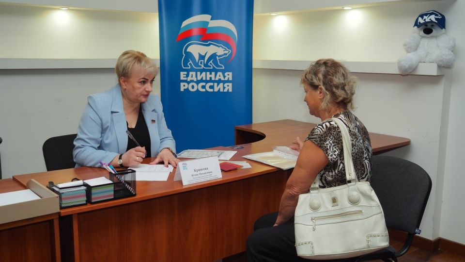 Плечом к плечу с людьми. В региональной общественной приёмной Единой России прошёл приём депутата Народного Совета ДНР Юлии Крюковой