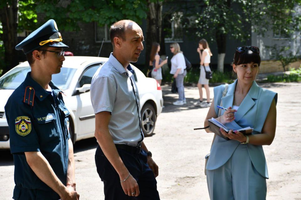 Сегодня заместитель главы администрации городского округа Дебальцево Евгений Глебов встретился с жителями центрального района города Дебальцево