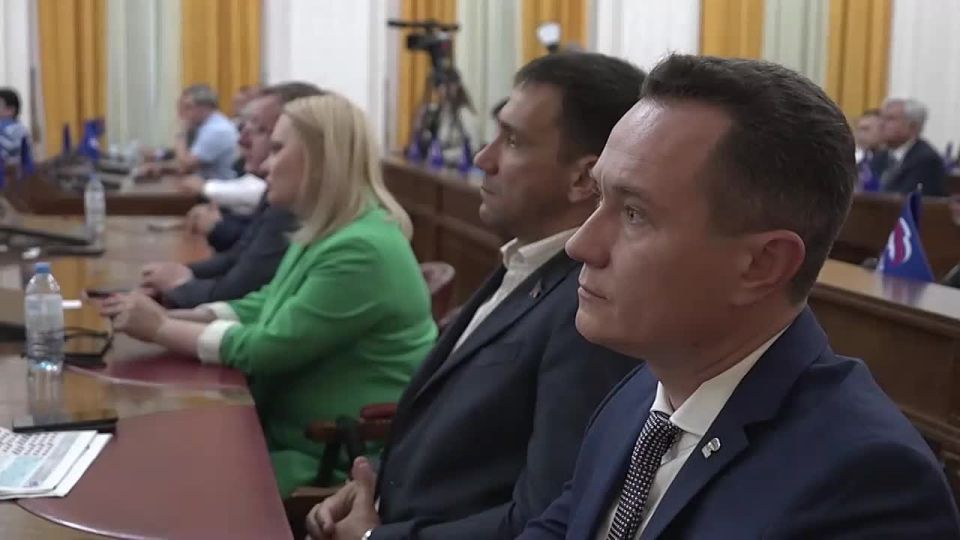 Денис Пушилин: На заседании фракции «Единой России» в Народном Совете ДНР обратил внимание депутатов на важность работы по интеграции республиканского законодательства в правовое пространство России. 
