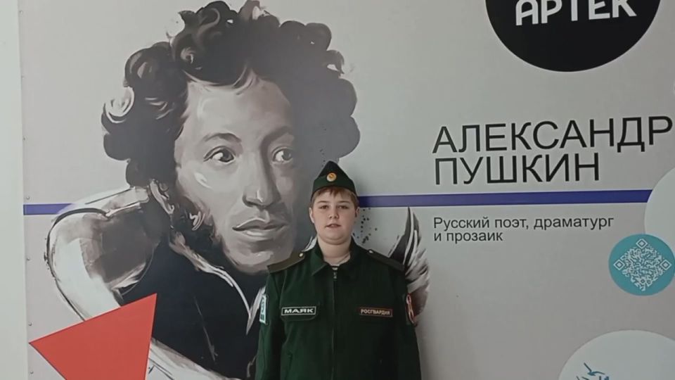 Ученики Ждановки приняли участие во флешмобе «Все читают Пушкина»