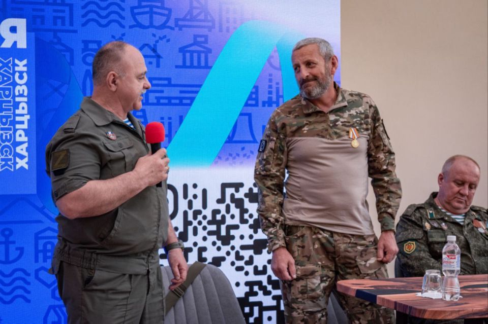 Дмитрий Огилец: 6 июня в Центре развития молодёжных инициатив г.Харцызска представители Макеевской и Харцызской городских организаций ДРРО РСВА и СВО совместно с молодежью г.Харцызска приняли участие в мероприятии...