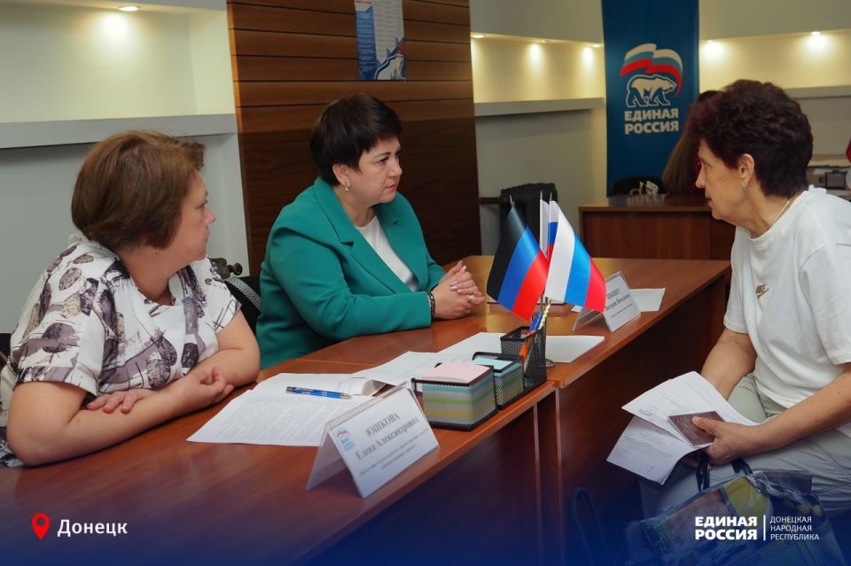 На связи с людьми: в приёмной Единой России продолжаются личные приёмы граждан