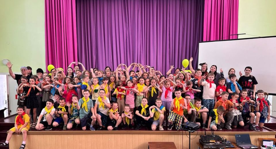 Студенты Донецкого педагогического подарили детям города Снежное праздник пушкинской поэзии