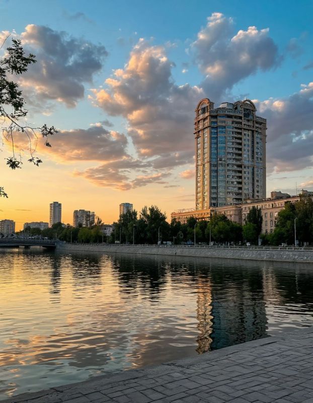 Сегодня ожидается +23..+33 °C , без осадков, легкий ветер