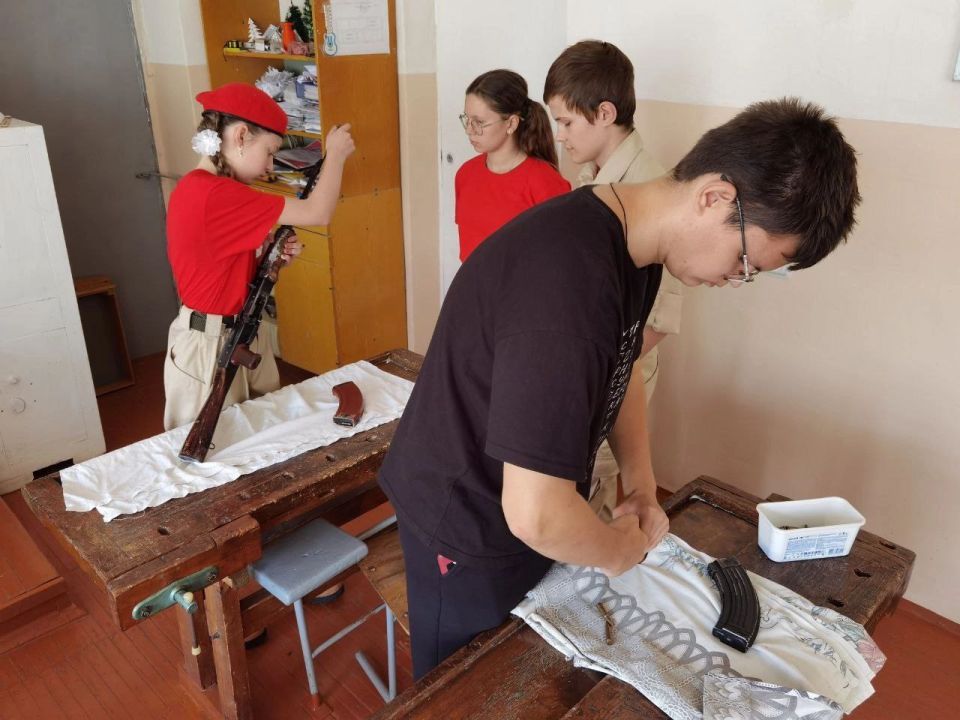 ЮНАРМЕЙСКИЕ ЗАНЯТИЯ. 06.06.2025 г. Бутенко Николай, Исаков Тимур, Кирик Виолетта, Насекайло Анна и Авдощенко Александр, юнармейцы ВПК "Ратник" г. о. Макеевка, в рамках кружковой деятельности отработали три направления: 1....