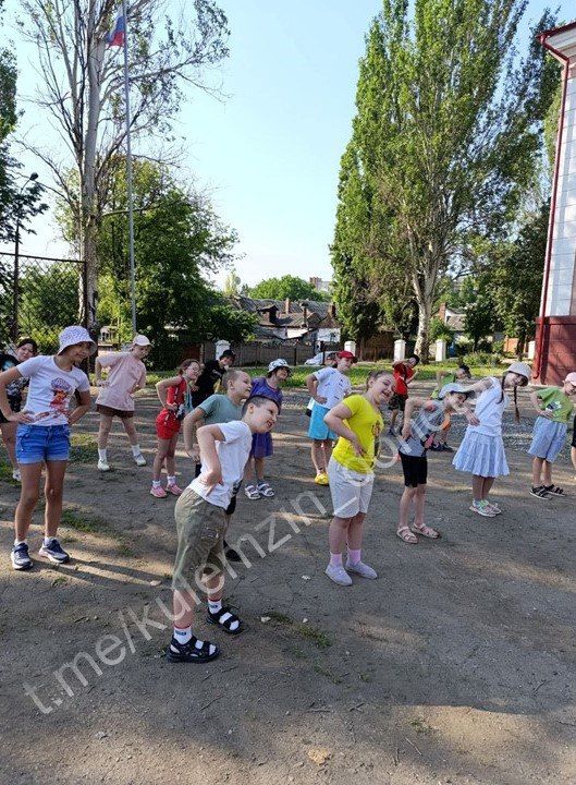 В рамках акции «Месячник спорта» по поручению Главы ДНР Дениса Пушилина утро в пришкольных лагерях начинается с зарядки!