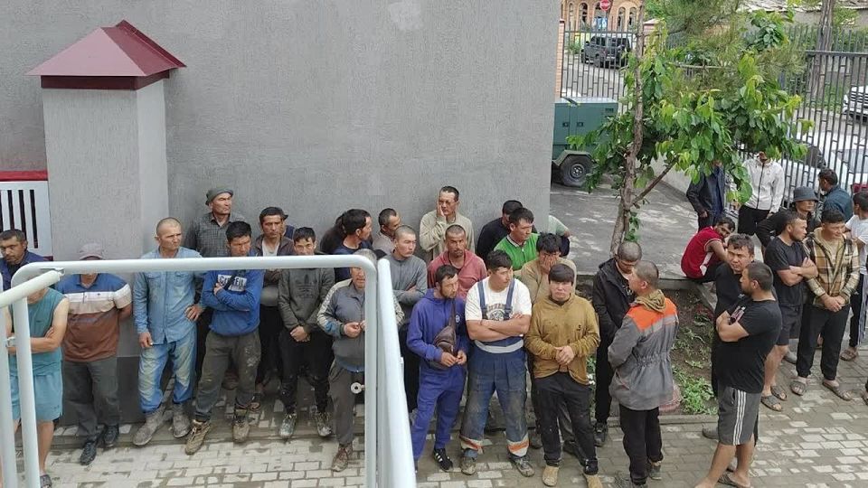 Полицейские контролируют соблюдение иностранцами законодательства Российской Федерации