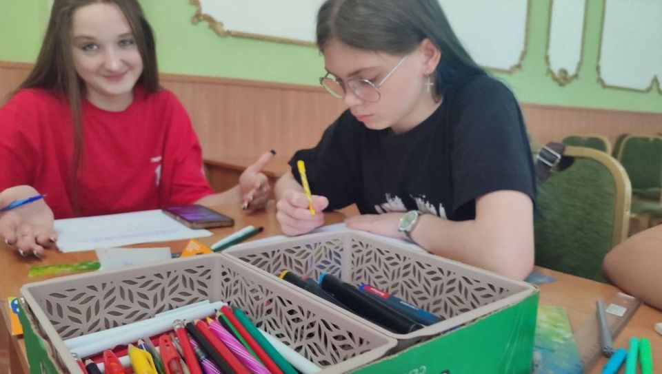 Талисманы Добра. Женский волонтерский отряд РДДМ «Движение Первых» собрался в теплой и дружеской атмосфере, чтобы создать талисманы добра для наших военнослужащих