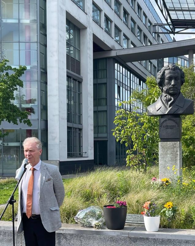 С конца мая по начало июня по случаю празднования Дня русского языка и Дня славянской письменности и культуры состоялись мероприятия с участием дипломатов и учащихся школы при Генконсульстве