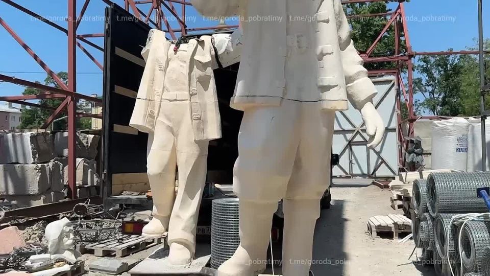 Скульптуры возвращаются домой, к Драмтеатру в Мариуполе