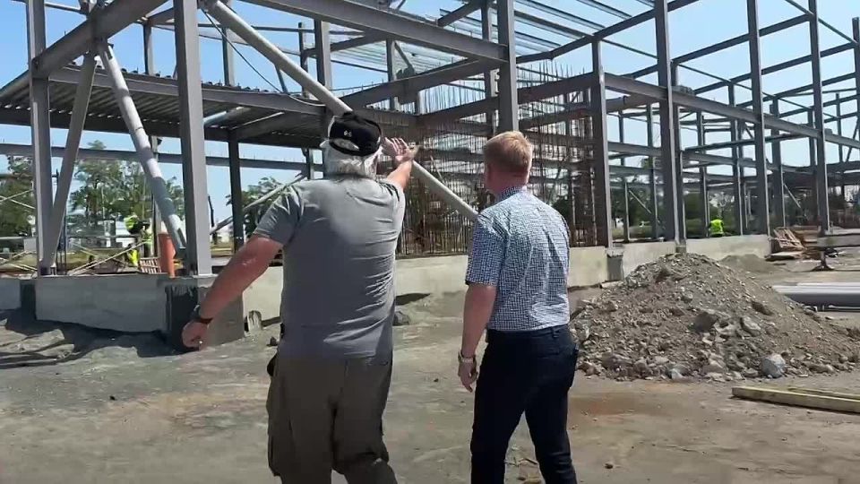 Артем Крамаренко: Сегодня вместе с инвестором посетили строительную площадку агро-Молла «Четыре сезона» в Мариуполе