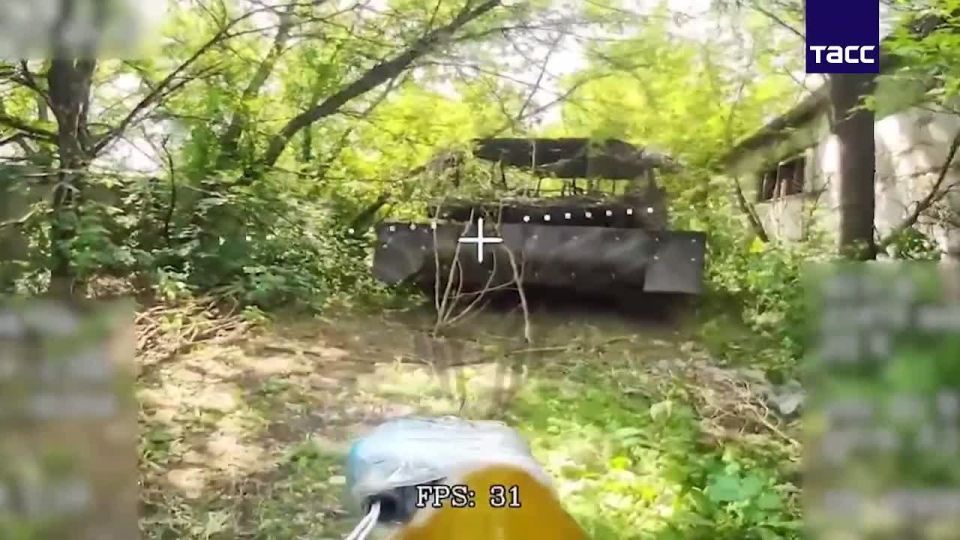 Владислав Шурыгин: Расчет FPV-дронов центра "Рубикон" уничтожил украинский танк Т-64БВ в ДНР