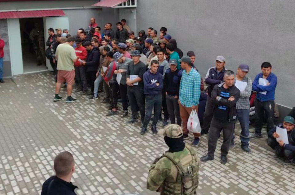 Полиция искала нелегальных мигрантов на стройках в Мариуполе. И нашла