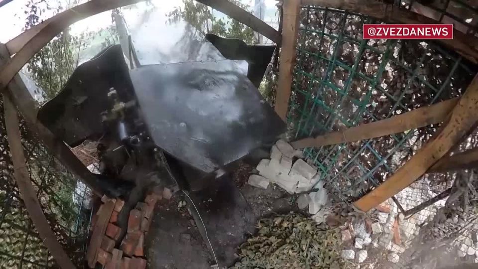 Наши бойцы разбили многоэтажку с корректировщиком в городе Часов Яр. Всушники оборудовали наблюдательный пункт в заброшенном доме, а в соседнем подъезде — пулеметную точку