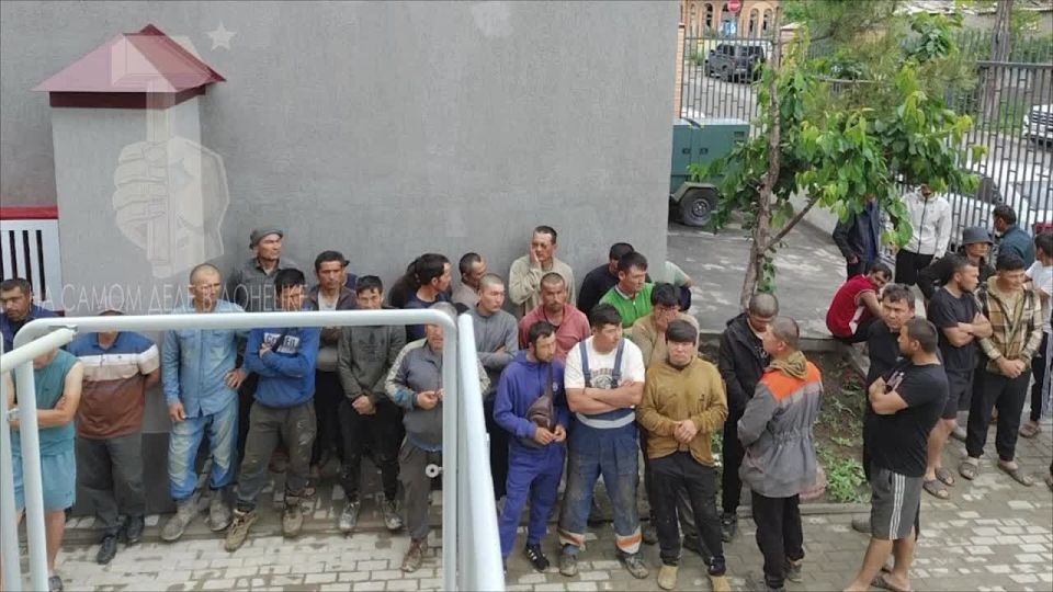 Рейд по выявлению незаконных мигрантов в Мариуполе