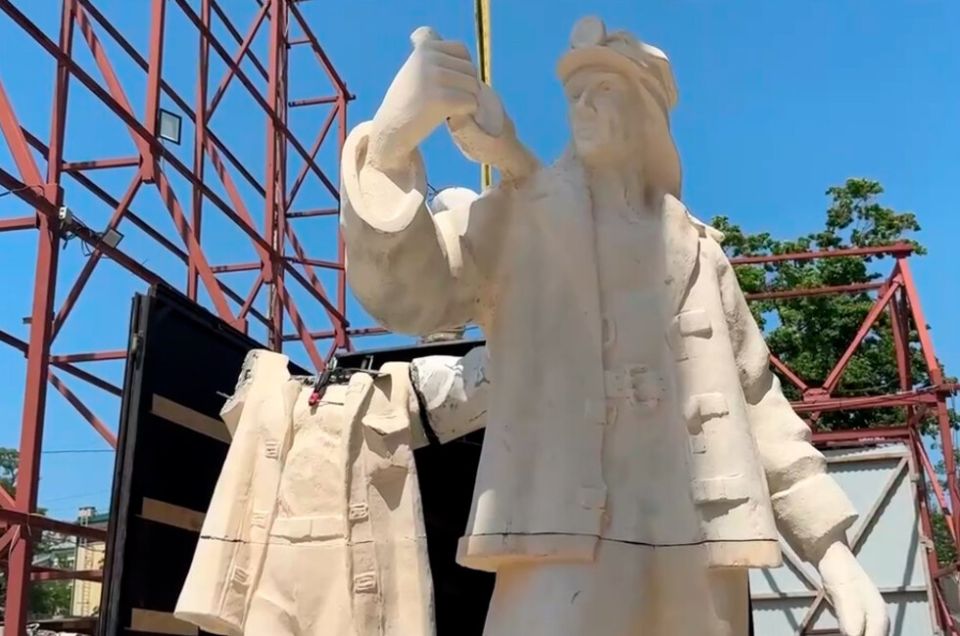 Фасад драмтеатра Мариуполя вновь украсят скульптуры