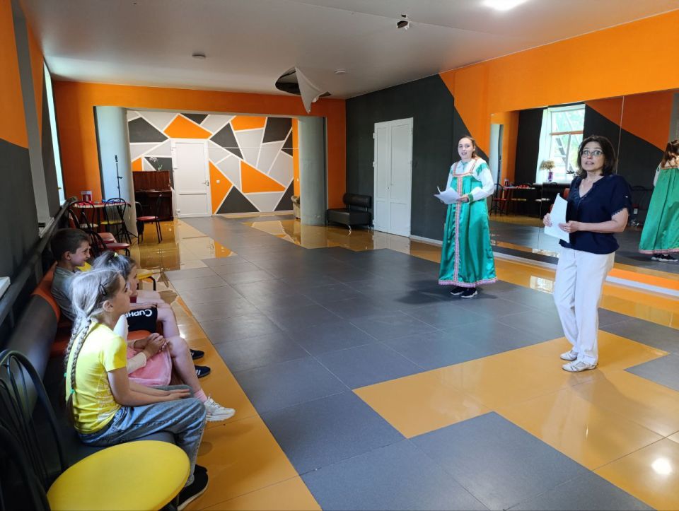 Ребята с огромным удовольствием окунулись в мир старинных народных игр! Задорно играли в любимый многими "Ручеек", весело кружились в "Карусели", а затем с азартом отгадывали загадки о природе, традициях и лете