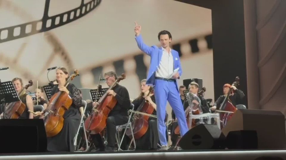 На сцене Национального центра прозвучал гимн юности и любви советской эпохи