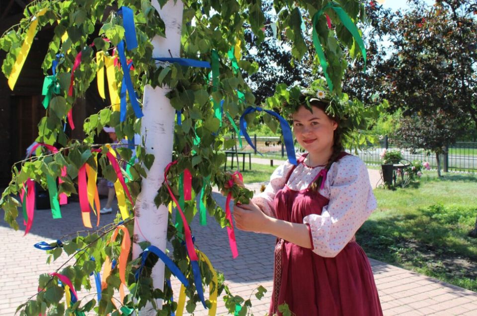 Приметы и поверья на Троицу: Зачем целоваться под березой и рассказывать сны