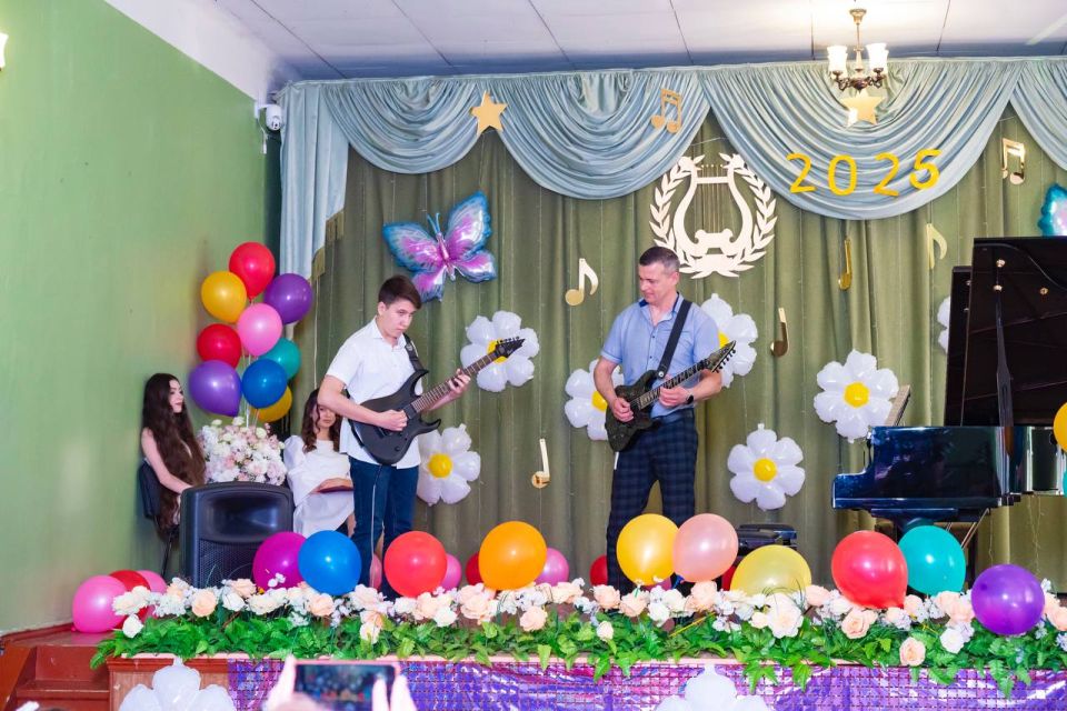 По партийному проекту Единой России «Культура малой Родины» в Комсомольской детской музыкальной школе прошел отчётный концерт класса фортепьяно преподавателя Татьяны Захарчук «Волшебные нотки детства»