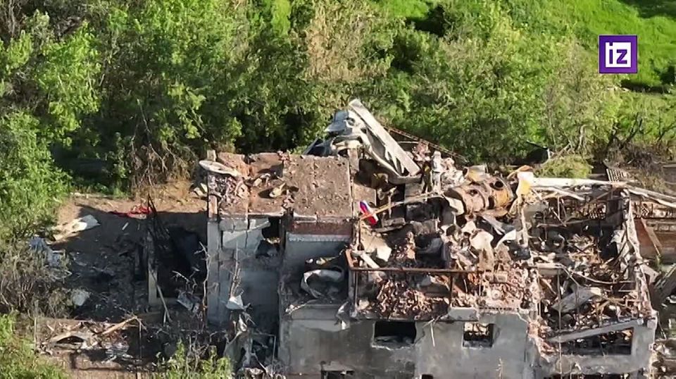 На кадрах — водружение флага России в освобожденном населенном пункте Заря в ДНР