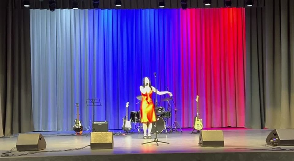 Уважаемые работники и ветераны социальной сферы! Примите поздравления с профессиональным праздником!