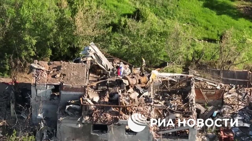 Бойцы 10-го гвардейского танкового полка группировки войск "Юг" водрузили флаг над самым западным зданием освобожденного населенного пункта Заря в ДНР, сообщили в Минобороны России, предоставив кадры с места событий
