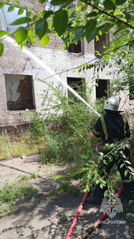 Пожарные полностью потушили многоэтажку в Мариуполе