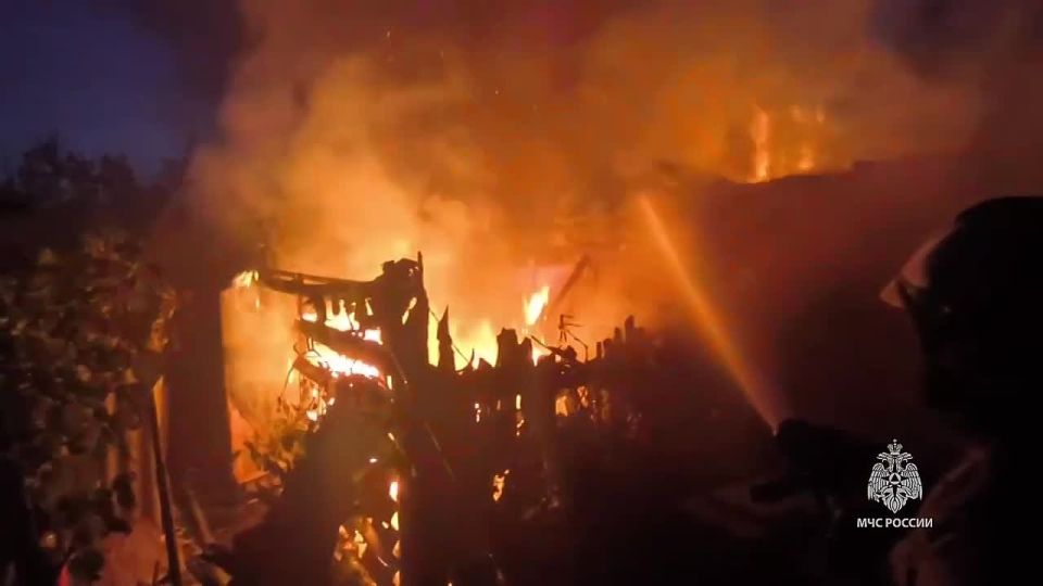 Огнеборцы МЧС России ликвидировали пожар в Енакиево